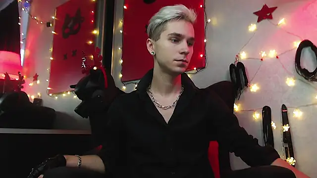 Snapshot of Joseph__Quinn chatting on 12/26/24, 11:10 Joseph Quinn online show from 12/26/24, 11:10