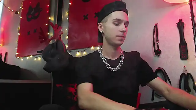 Snapshot of Joseph__Quinn chatting on 01/04/25, 12:05 Joseph Quinn online show from 01/04/25, 12:05