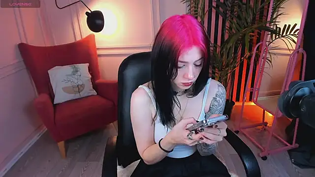 Snapshot of arielabradberry chatting on 12/19/24, 10:13 arielabradberry online show from 12/19/24, 10:13