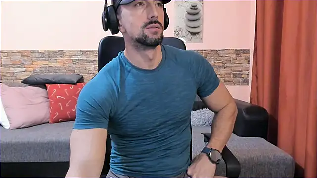 HotHunkTrainer online show from 02/10/25, 05:30