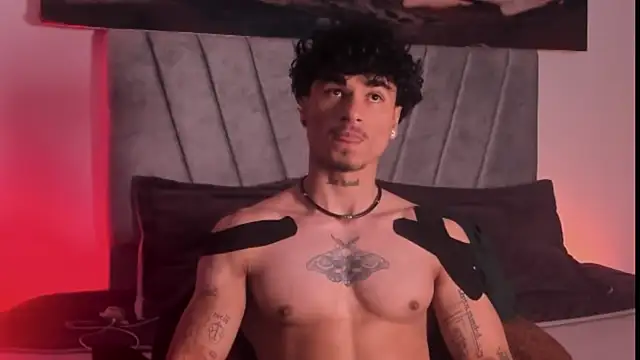 Snapshot of Thomas_Fit1 chatting on 11/25/25, 07:03 Thomas Fit1 online show from 11/25/25, 07:03