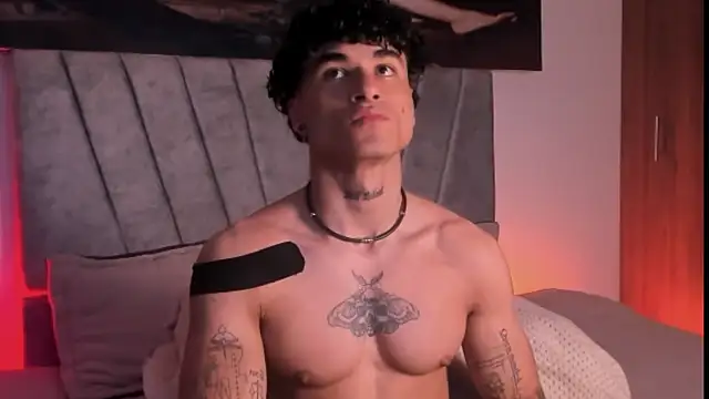 Snapshot of Thomas_Fit1 chatting on 12/04/25, 04:00 Thomas Fit1 online show from 12/04/25, 04:00