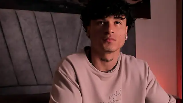 Snapshot of Thomas_Fit1 chatting on 12/14/25, 02:50 Thomas Fit1 online show from 12/14/25, 02:50