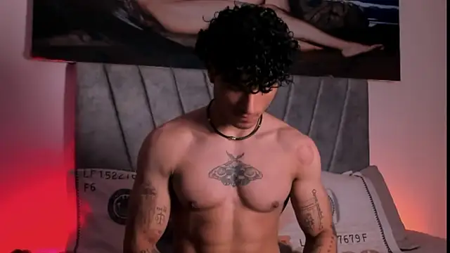 Snapshot of Thomas_Fit1 chatting on 12/15/25, 03:33 Thomas Fit1 online show from 12/15/25, 03:33