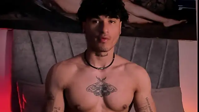 Snapshot of Thomas_Fit1 chatting on 12/21/25, 01:24 Thomas Fit1 online show from 12/21/25, 01:24