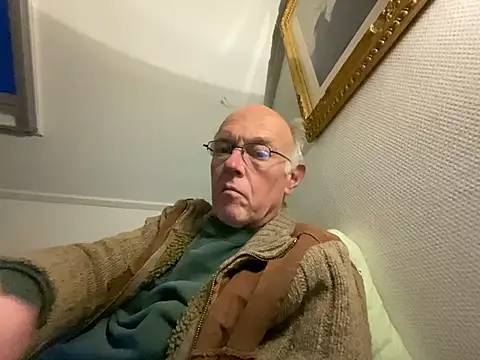 Snapshot of martxxxxx chatting on 12/22/24, 04:06 martxxxxx online show from 12/22/24, 04:06