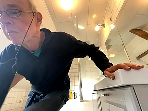 Snapshot of martxxxxx chatting on 11/29/25, 12:30 martxxxxx online show from 11/29/25, 12:30