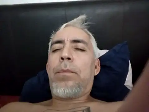 Snapshot of Xoc8_ chatting on 11/11/25, 11:43 Xoc8 online show from 11/11/25, 11:43