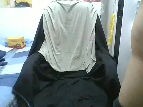 Snapshot of gian1230 chatting on 04/25/26, 06:16 gian1230 online show from 04/25/26, 06:16