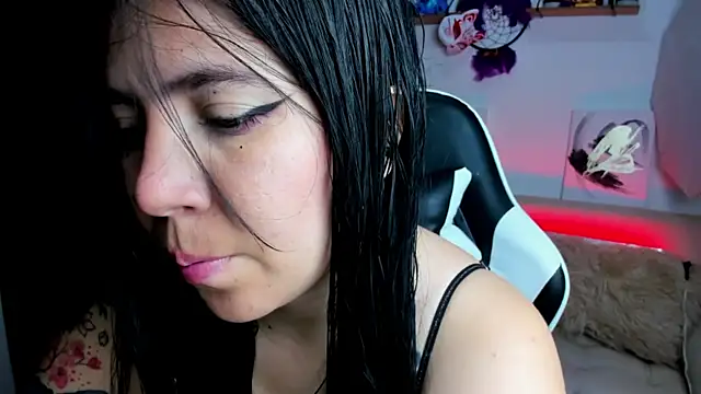 Snapshot of AilynRed chatting on 11/23/25, 01:49 AilynRed online show from 11/23/25, 01:49