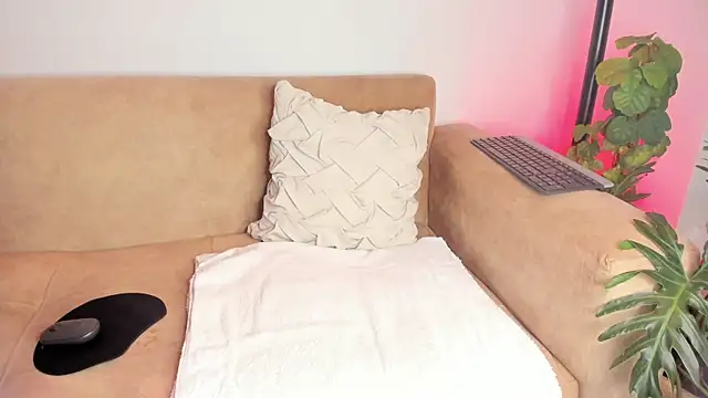 Snapshot of iam-ella18 chatting on 11/28/25, 01:08 iam-ella18 online show from 11/28/25, 01:08