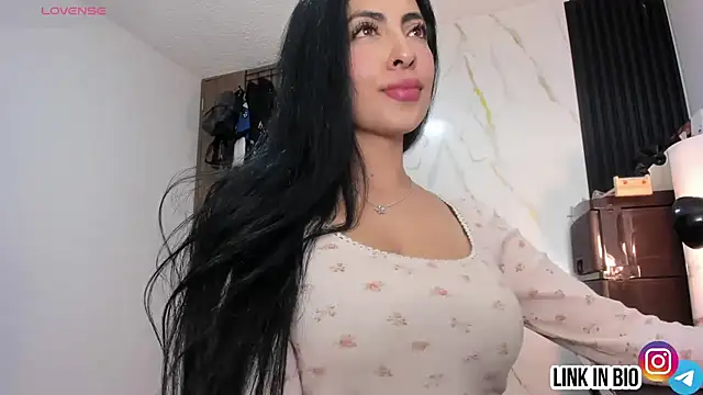 Snapshot of Sophy_diamonds chatting on 07/18/26, 04:38 Sophy diamonds online show from 07/18/26, 04:38