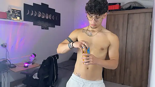 Snapshot of Kisan_Smith chatting on 10/31/25, 03:07 Kisan Smith online show from 10/31/25, 03:07