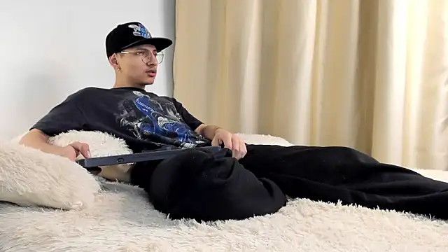 Snapshot of a_lejandro_0_8 chatting on 12/04/24, 04:10 a lejandro 0 8 online show from 12/04/24, 04:10