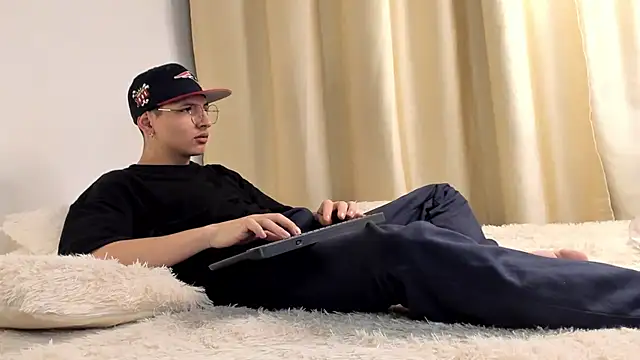 Snapshot of a_lejandro_0_8 chatting on 12/05/24, 04:42 a lejandro 0 8 online show from 12/05/24, 04:42