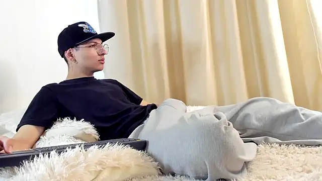 Snapshot of a_lejandro_0_8 chatting on 12/07/24, 11:40 a lejandro 0 8 online show from 12/07/24, 11:40