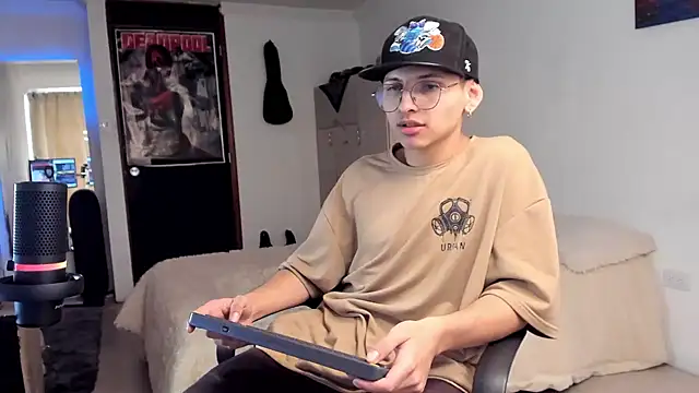 Snapshot of a_lejandro_0_8 chatting on 12/08/24, 04:07 a lejandro 0 8 online show from 12/08/24, 04:07