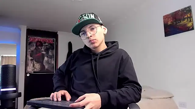 Snapshot of a_lejandro_0_8 chatting on 12/11/24, 02:33 a lejandro 0 8 online show from 12/11/24, 02:33