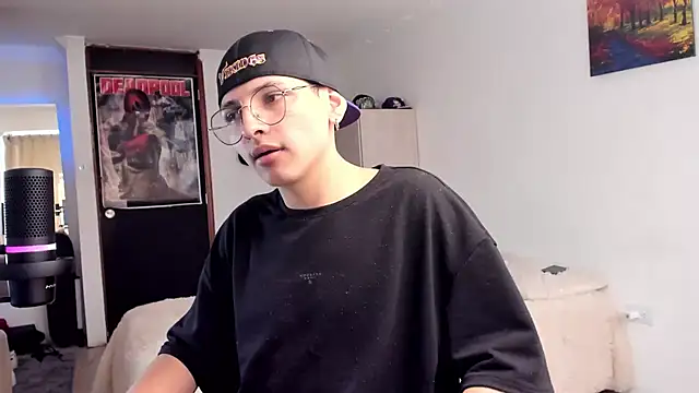 Snapshot of a_lejandro_0_8 chatting on 12/11/24, 07:03 a lejandro 0 8 online show from 12/11/24, 07:03