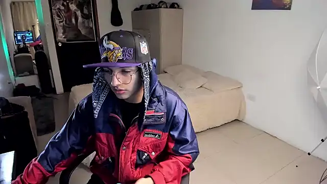 Snapshot of a_lejandro_0_8 chatting on 12/12/24, 01:10 a lejandro 0 8 online show from 12/12/24, 01:10