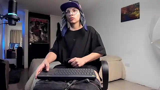 Snapshot of a_lejandro_0_8 chatting on 12/12/24, 04:15 a lejandro 0 8 online show from 12/12/24, 04:15