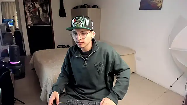 Snapshot of a_lejandro_0_8 chatting on 12/14/24, 01:06 a lejandro 0 8 online show from 12/14/24, 01:06