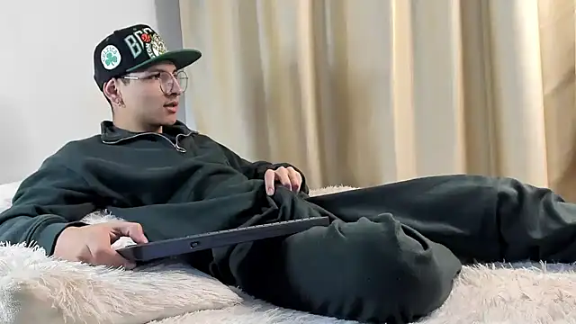 Snapshot of a_lejandro_0_8 chatting on 12/14/24, 04:12 a lejandro 0 8 online show from 12/14/24, 04:12