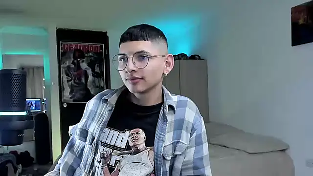 Snapshot of a_lejandro_0_8 chatting on 12/15/24, 01:02 a lejandro 0 8 online show from 12/15/24, 01:02