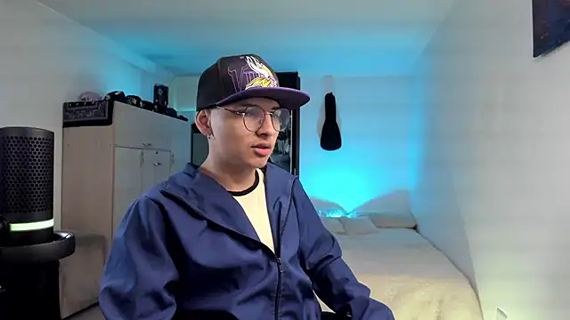 Snapshot of a_lejandro_0_8 chatting on 12/15/24, 06:26 a lejandro 0 8 online show from 12/15/24, 06:26