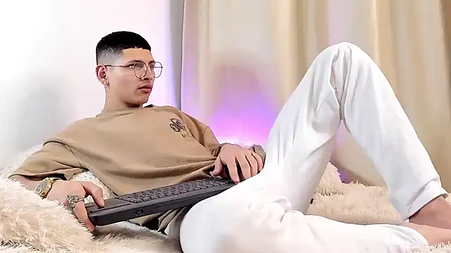 Snapshot of a_lejandro_0_8 chatting on 12/17/24, 04:01 a lejandro 0 8 online show from 12/17/24, 04:01