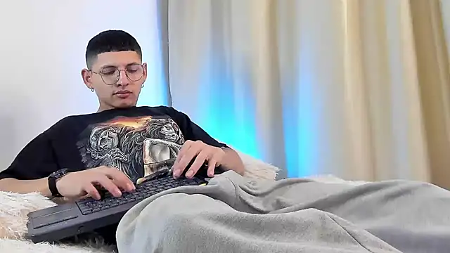 Snapshot of a_lejandro_0_8 chatting on 12/18/24, 03:15 a lejandro 0 8 online show from 12/18/24, 03:15