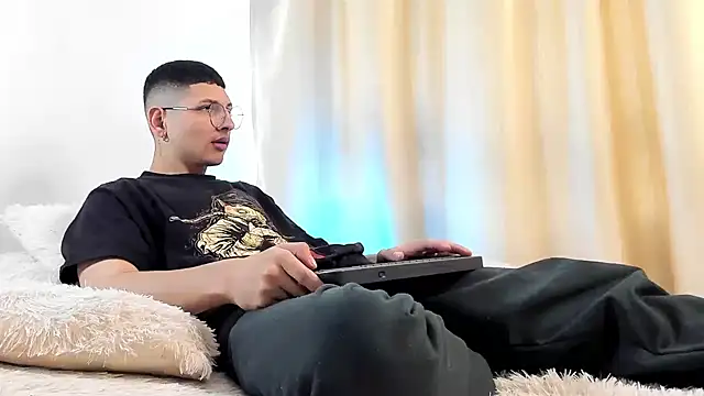 Snapshot of a_lejandro_0_8 chatting on 12/19/24, 07:40 a lejandro 0 8 online show from 12/19/24, 07:40