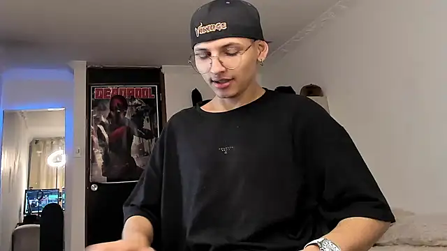 Snapshot of a_lejandro_0_8 chatting on 12/21/24, 08:28 a lejandro 0 8 online show from 12/21/24, 08:28