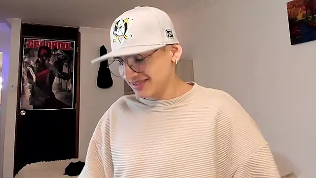 Snapshot of a_lejandro_0_8 chatting on 12/22/24, 11:09 a lejandro 0 8 online show from 12/22/24, 11:09