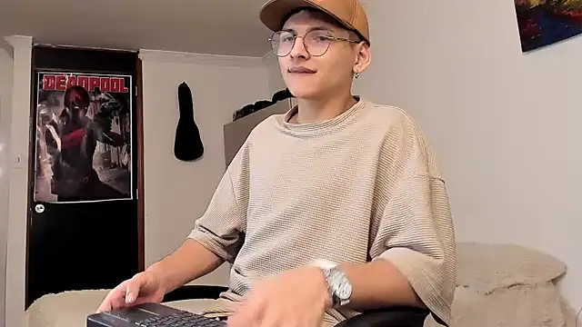 Snapshot of a_lejandro_0_8 chatting on 12/24/24, 09:39 a lejandro 0 8 online show from 12/24/24, 09:39