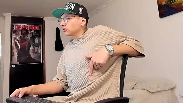 Snapshot of a_lejandro_0_8 chatting on 12/24/24, 09:00 a lejandro 0 8 online show from 12/24/24, 09:00