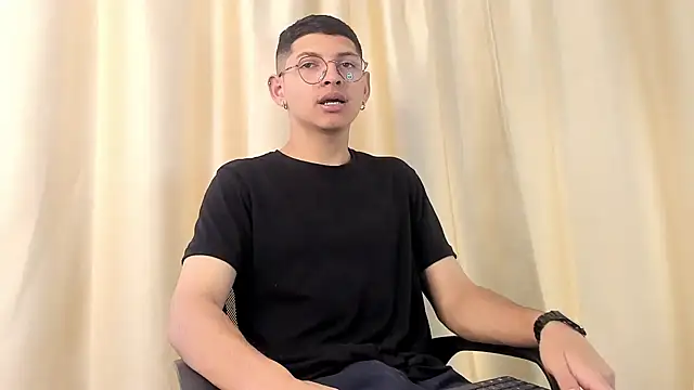 Snapshot of a_lejandro_0_8 chatting on 01/18/25, 02:44 a lejandro 0 8 online show from 01/18/25, 02:44