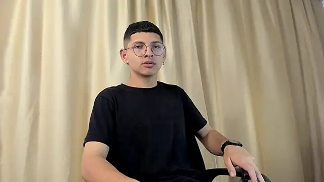 Snapshot of a_lejandro_0_8 chatting on 01/18/25, 10:39 a lejandro 0 8 online show from 01/18/25, 10:39