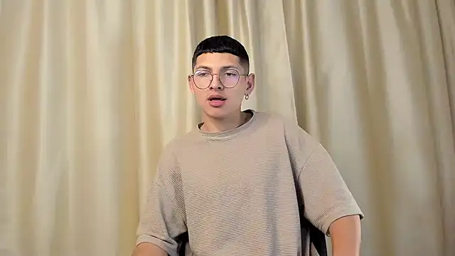 Snapshot of a_lejandro_0_8 chatting on 01/19/25, 05:05 a lejandro 0 8 online show from 01/19/25, 05:05