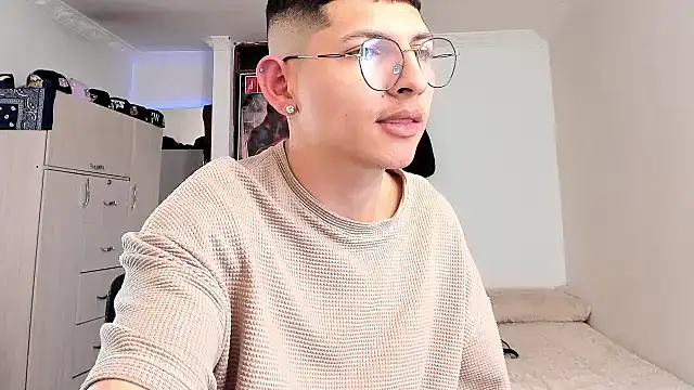 Snapshot of a_lejandro_0_8 chatting on 01/21/25, 07:17 a lejandro 0 8 online show from 01/21/25, 07:17