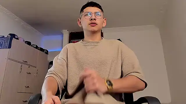 Snapshot of a_lejandro_0_8 chatting on 01/21/25, 10:19 a lejandro 0 8 online show from 01/21/25, 10:19