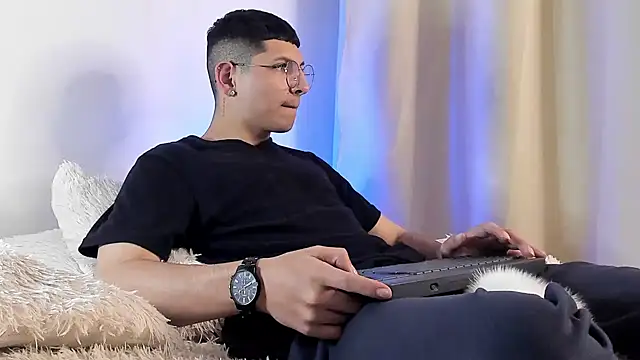 Snapshot of a_lejandro_0_8 chatting on 01/26/25, 04:41 a lejandro 0 8 online show from 01/26/25, 04:41