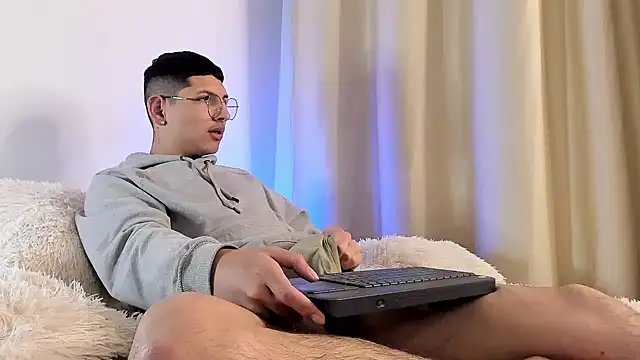 Snapshot of a_lejandro_0_8 chatting on 01/27/25, 04:20 a lejandro 0 8 online show from 01/27/25, 04:20