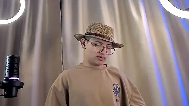 Snapshot of a_lejandro_0_8 chatting on 02/04/25, 07:07 a lejandro 0 8 online show from 02/04/25, 07:07