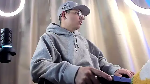 Snapshot of a_lejandro_0_8 chatting on 02/05/25, 01:04 a lejandro 0 8 online show from 02/05/25, 01:04