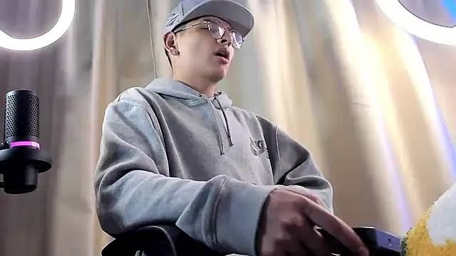 Snapshot of a_lejandro_0_8 chatting on 02/05/25, 04:06 a lejandro 0 8 online show from 02/05/25, 04:06