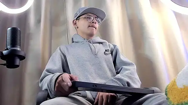 Snapshot of a_lejandro_0_8 chatting on 02/05/25, 07:07 a lejandro 0 8 online show from 02/05/25, 07:07