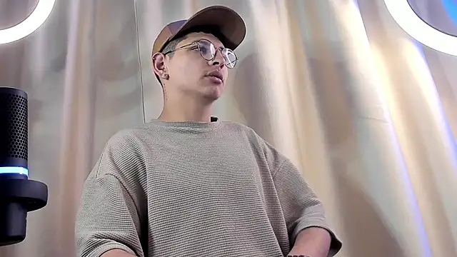 Snapshot of a_lejandro_0_8 chatting on 02/05/25, 10:22 a lejandro 0 8 online show from 02/05/25, 10:22