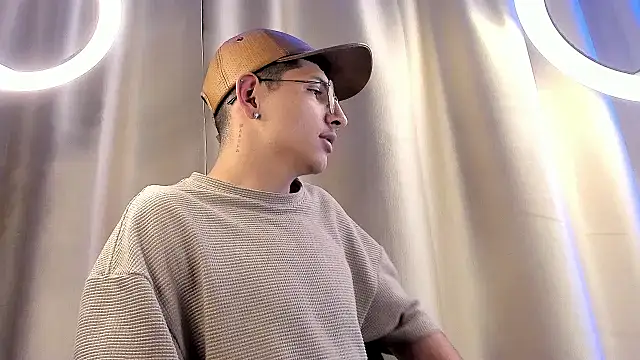 Snapshot of a_lejandro_0_8 chatting on 02/06/25, 04:31 a lejandro 0 8 online show from 02/06/25, 04:31