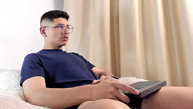 Snapshot of a_lejandro_0_8 chatting on 02/07/25, 04:16 a lejandro 0 8 online show from 02/07/25, 04:16